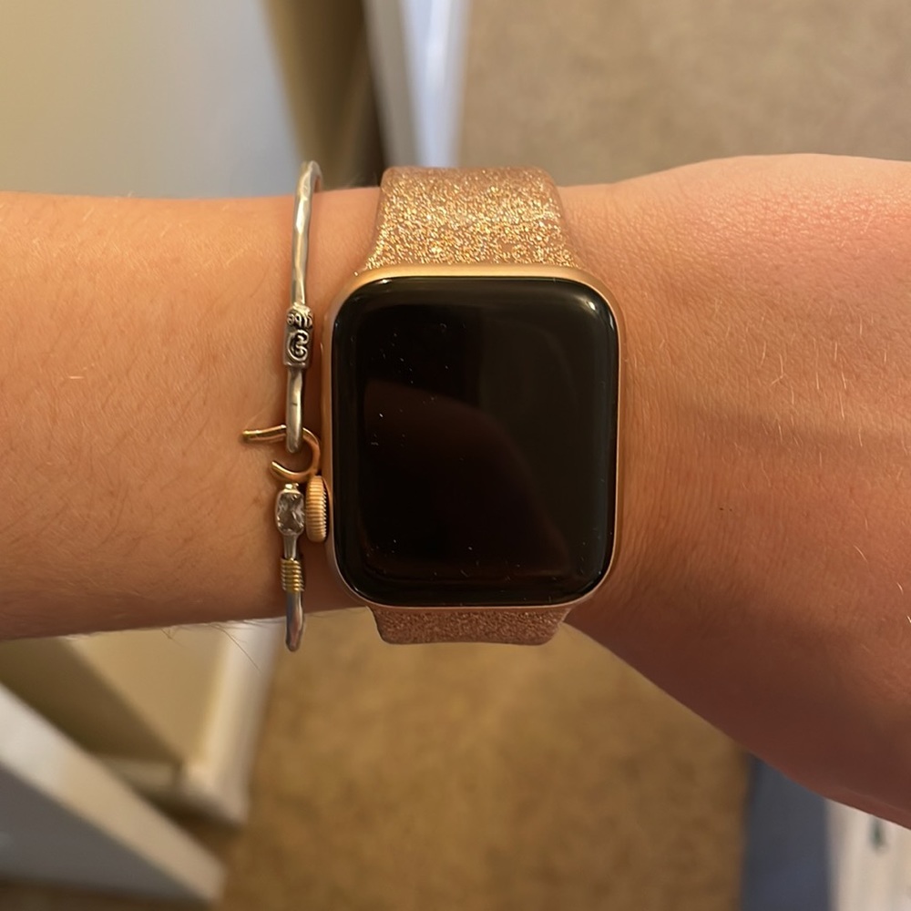 Apple Watch SE GPS in rose gold 40mm— with rose gold glitter silicone band